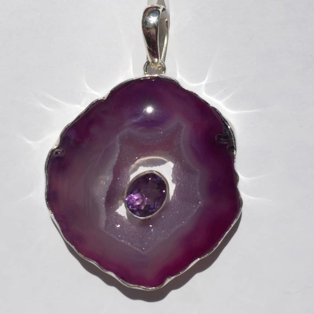 Pendent - Picture 1 of 1